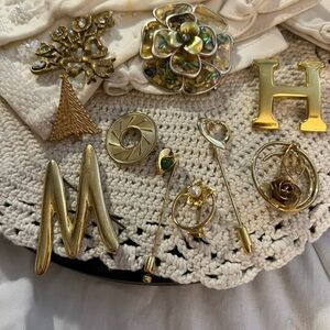 (10) Piece Vintage “Brooches” Gold Tone, Initials, M, H, (2) Stick Pens, SEE..